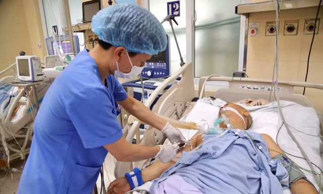 Đề xuất chính sách đãi ngộ xứng đáng, cải thiện môi trường làm việc của điều dưỡng 