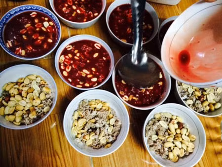 Điếc hoàn toàn sau bữa ăn lòng lợn, tiết canh