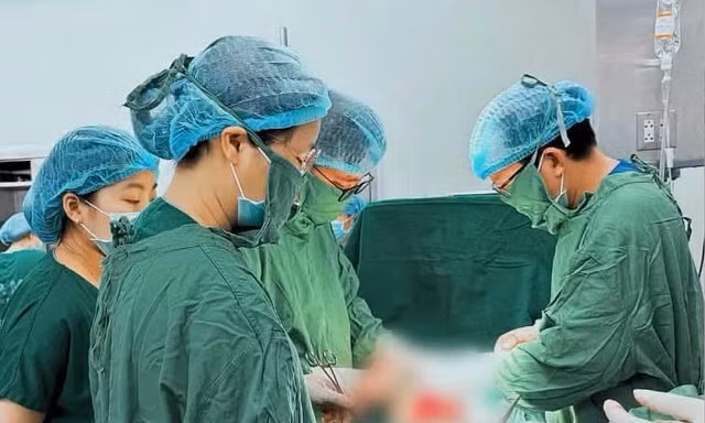 Ca mổ ‘ngàn cân treo sợi tóc’ cứu mẹ con sản phụ tiền sản giật nặng, rối loạn máu hiếm gặp