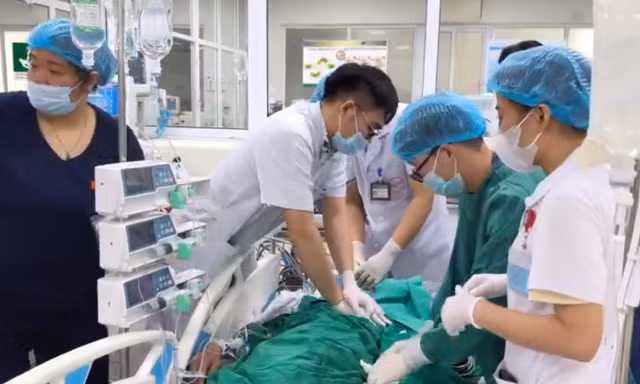 Người đàn ông nguy kịch, cả người 'tím đen' sau khi ăn tiết canh, lòng lợn