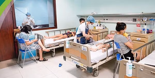 Hà Nội gia tăng trẻ mắc virus Adeno, yêu cầu các bệnh viện gấp rút bố trí giường bệnh