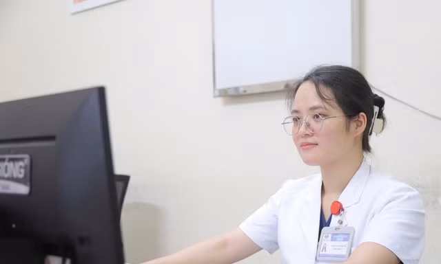 Nữ bác sĩ bị tấm kính ở quán cà phê đâm liệt nửa người đã đi làm trở lại