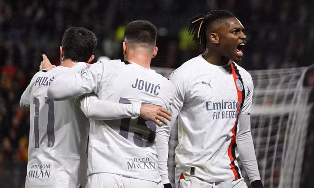 Các cầu thủ AC Milan ăn mừng bàn thắng.