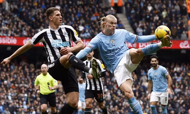 Haaland tranh chấp với hậu vệ Newcastle.