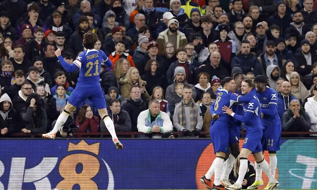 Các cầu thủ Chelsea ăn mừng bàn thắng.