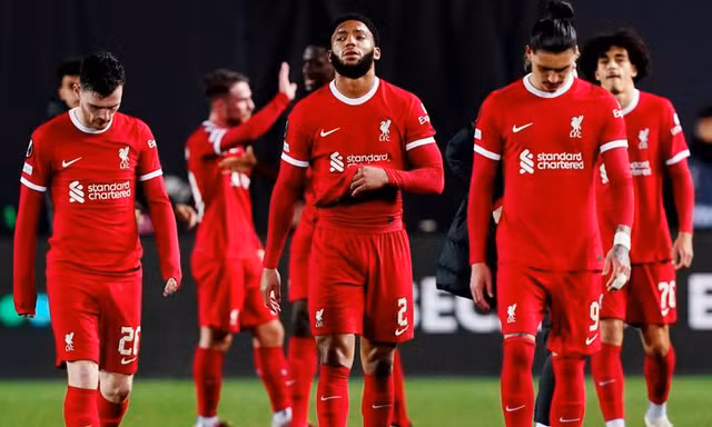 Các cầu thủ Liverpool tỏ ra đầy thất vọng sau khi bị loại khỏi Europa League.