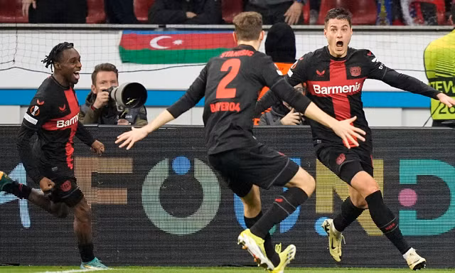 Patrick Schick ăn mừng cùng các đồng đội.