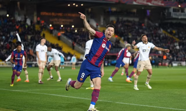 Lewandowski ăn mừng bàn thắng.