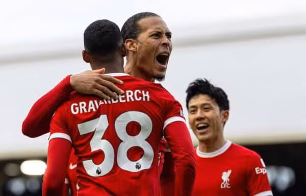 Các cầu thủ Liverpool ăn mừng sau khi giành chiến thắng trước Fulham.