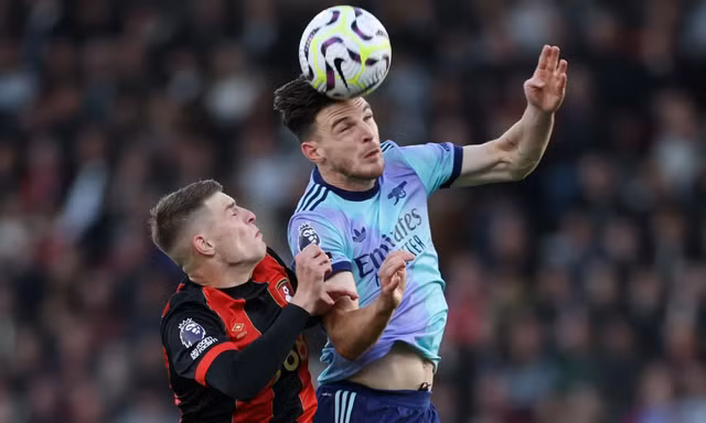Declan Rice tranh chấp trên không. 