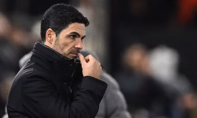 HLV Mikel Arteta trong trận đấu với Luton
