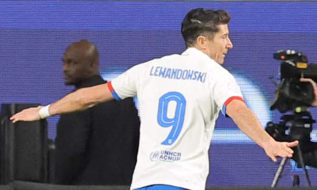 Lewandowski ghi bàn mở tỷ số cho Barcelona.