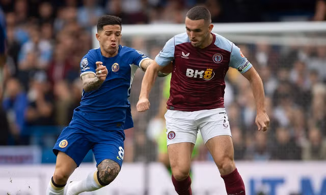 Enzo Fernandez và John McGinn trong một tình huống tranh chấp.