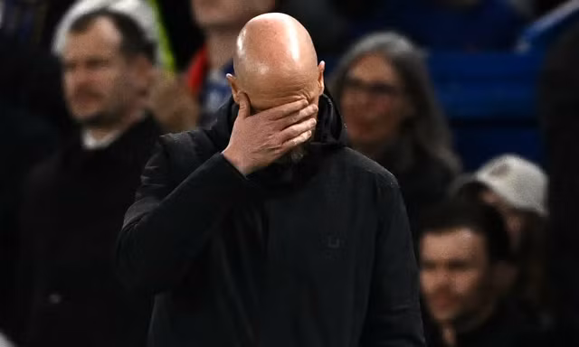 HLV Erik ten Hag thất vọng khi Man Utd thua ngược Chelsea 3-4.