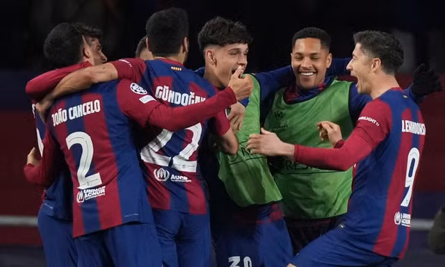 Các cầu thủ Barcelona ăn mừng chiến thắng.