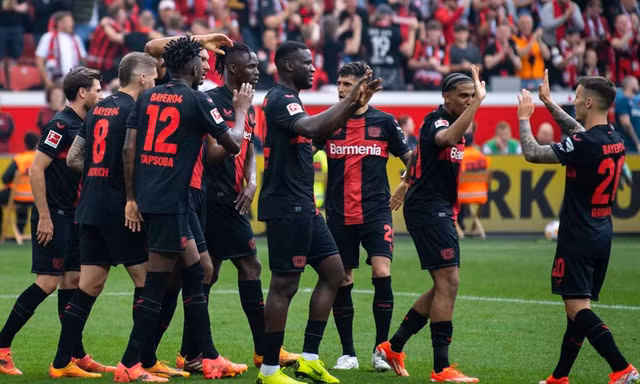 Các cầu thủ Leverkusen ăn mừng.