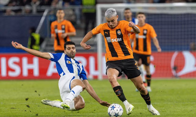 Tiền đạo Taremi trong một pha tranh chấp với cầu thủ Shakhtar Donetsk.
