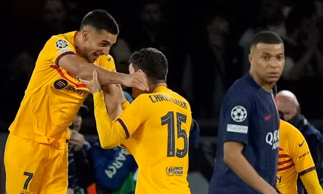 Niềm vui của các cầu thủ Barcelona và sự thất vọng của Mbappe.