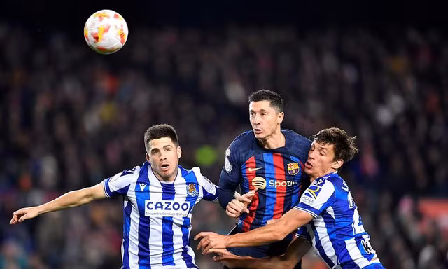 Lewandowski tranh chấp với các hậu vệ Real Sociedad.