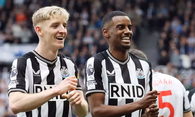 Gordon và Isak nhấn chìm Tottenham.
