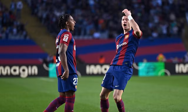 Lewandowski ăn mừng bàn thắng