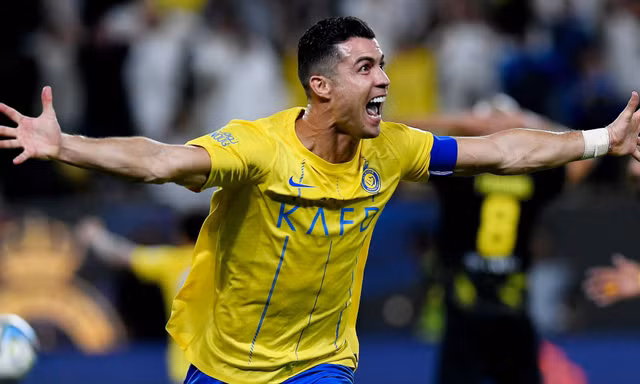 Ronaldo ăn mừng bàn thắng.