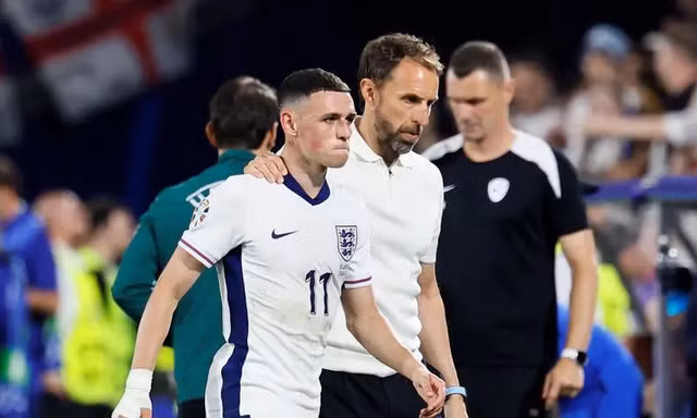 Phil Foden và HLV Gareth Southgate.