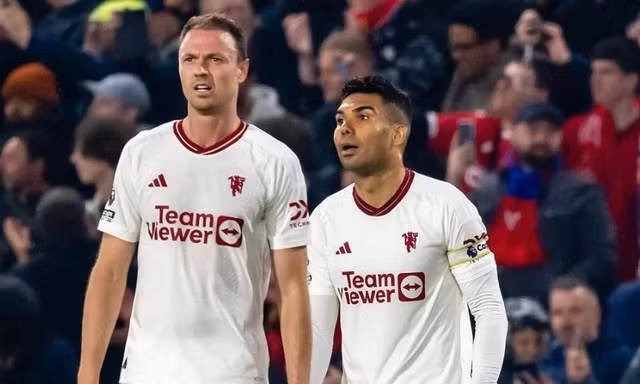 Evans và Casemiro mắc nhiều sai lầm trong trận thua của Man United trước Crystal Palace.