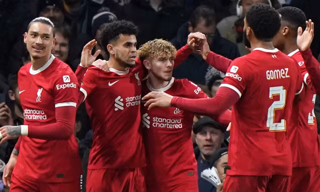 Các cầu thủ Liverpool ăn mừng.