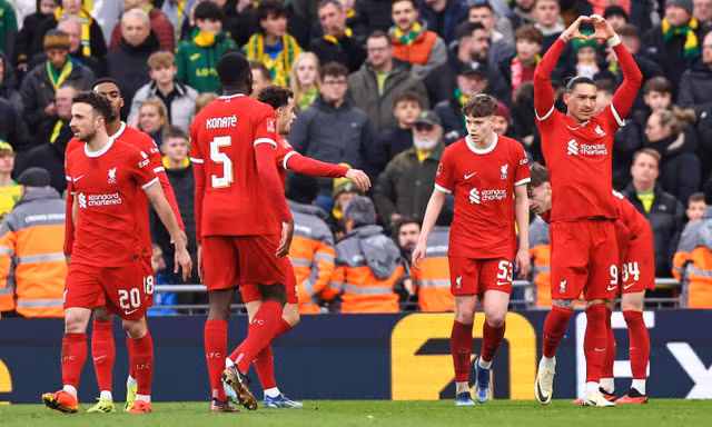 Các cầu thủ Liverpool ăn mừng chiến thắng.