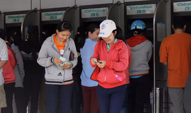 Người tiêu dùng sử dụng thẻ thanh toán để rút tiền mặt chi tiêu vì chưa yên tâm với phương thức thanh toán qua mạng