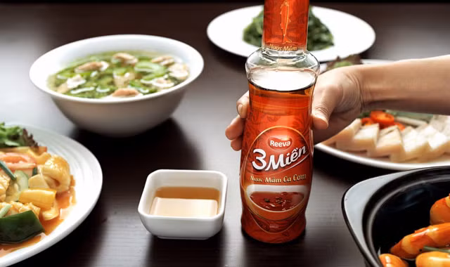 Nước mắm 3 Miền vừa có thể dùng để làm nước chấm, vừa là gia vị đặc biệt trong nêm ướp thực phẩm giúp phụ nữ nội trợ hiện đại tiết kiệm thời gian nấu nướng