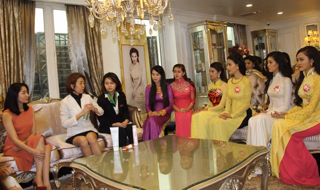 Các thí sinh được chuyên gia của Viện tư vấn.