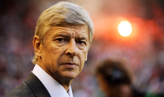 “Giáo sư” Arsene Wenger đăm chiêu trước cảnh Arsenal ngày một bị đẩy xa khỏi cuộc đua tới ngôi vô địch. Ảnh: Getty Images