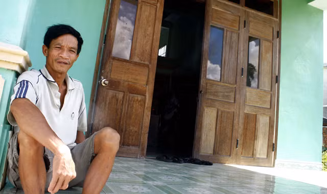 Ông Nguyễn Công Hương ngẩn ngơ trước nhà mình. Ảnh: Nguyễn Thành