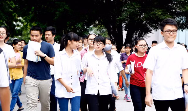 Thí sinh sau khi hoàn thành bài thi tại Hội đồng thi ĐH Ngoại Thương Hà Nội năm 2014. Ảnh: Như Ý