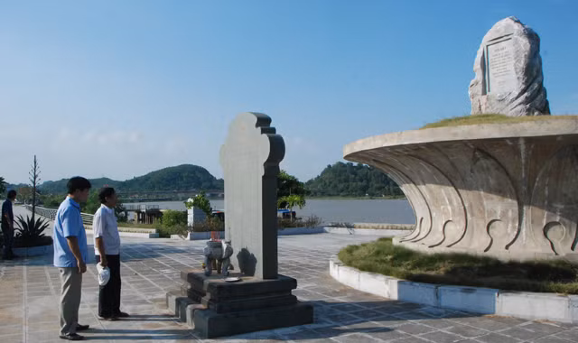 Bia kỷ niệm sự kiện bi thương. Ảnh: Xuân Ba