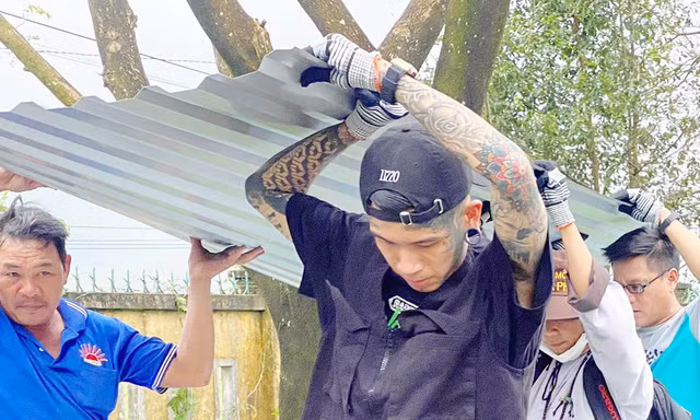 Hậu “Rap Việt”, thầy trò huấn luyện viên Wowy - Dế Choắt lên đường đi cứu trợ miền Trung