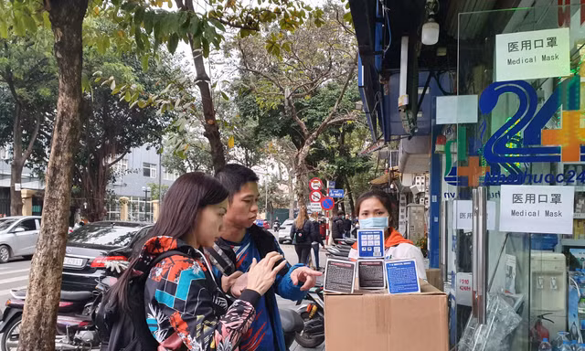 Người dân tấp nập mua khẩu trang phòng virus Corona