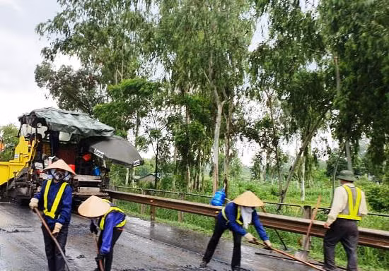 Rải thảm nhựa mặt đường cao tốc Hà Nội - Thái Nguyên giữa trời mưa.