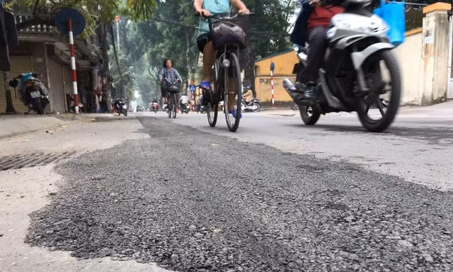 Đường bị đào bới, chắp vá giữa thủ đô được thảm lại ngay trong đêm nhưng chưa triệt để.