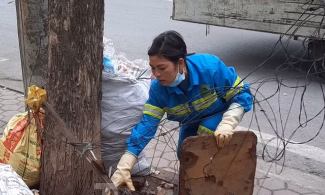 Công nhân môi trường chật vật dọn rác dịp giáp Tết