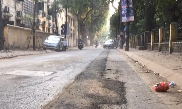 Đơn vị thi công đào rãnh hạ cáp ngầm khi hoàn trả mặt đường xuất hiện sống lươn gồ ghề tiềm ẩn nguy cơ mất an toàn giao thông