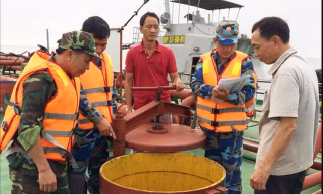 Bộ đội Biên phòng phát hiện trên tàu Thịnh Phát vận chuyển 500 m3 dầu không có giấy tờ - Ảnh: CTV