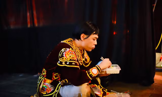 Đây là bức ảnh Trung Ruồi tranh thủ ăn cơm hộp trong đêm thứ hai ghi hình Táo quân 2019. Trung Ruồi tâm sự, trước khi ghi hình anh sốt và đau họng nên chỉ khi diễn xong hai cảnh quan trọng trên sân khấu, anh mới yên tâm ăn một chút trong hậu trường. 