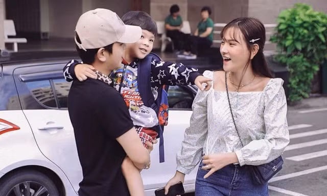 Showbiz 5/9: Sau ồn ào cấu con vợ, chồng trẻ và Thu Thủy đưa Henry đi khai giảng