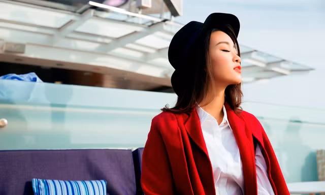 Hoa Hậu Mỹ Linh khoe dáng ngọt trên du thuyền triệu đô