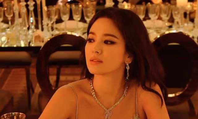 Sau khi ly hôn, Song Hye Kyo bị đồn có đại gia Hong Kong bao nuôi, ngoại tình với đàn em Park Bo Gum.