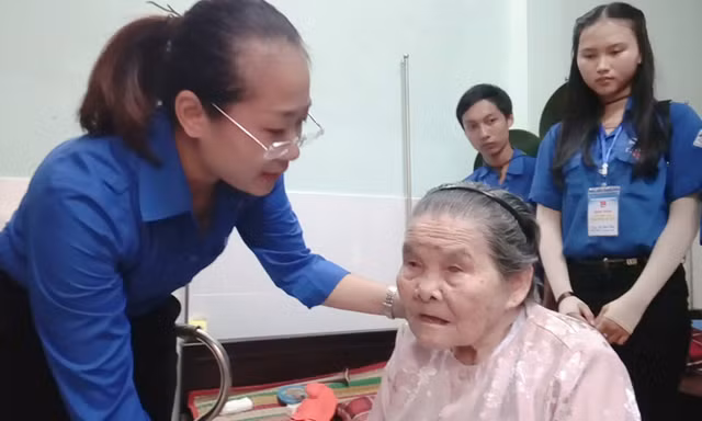Thăm người có công, mẹ Việt Nam Anh hùng.