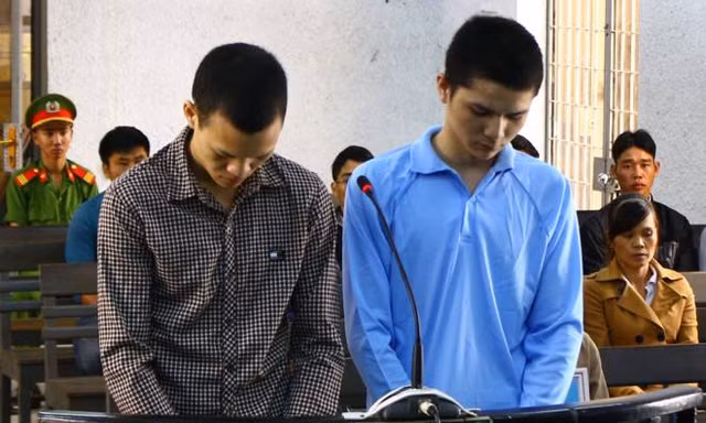 Hai bị cáo Thực và Phóng đứng trước vành meng ngựa.